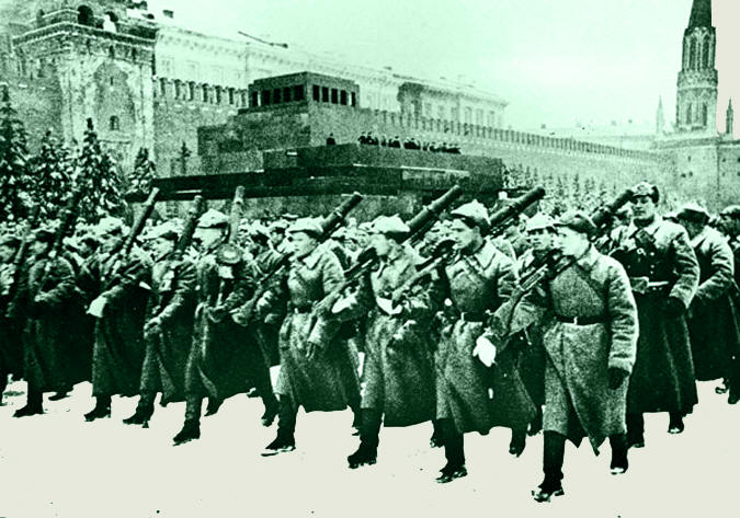 Парад 7 ноября 1941 года. Пулемётчикм с Льюисами в будёновках