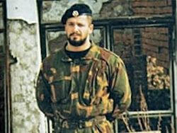 Командующий 28-й дивизией босняков Насер Орич, ответственный за убийство 3500 сербских жителей Сребреницы и насильственную мобилизацию своих единоверцев, сопровождавшуюся расстрелами.