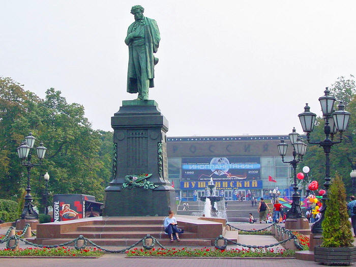 Памятник Пушкину на Пушкинской площади в Москве