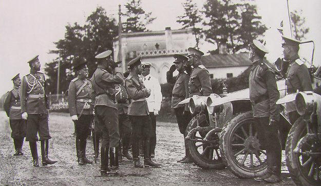 Николай II обходит моточасти Учебной автомобильной роты