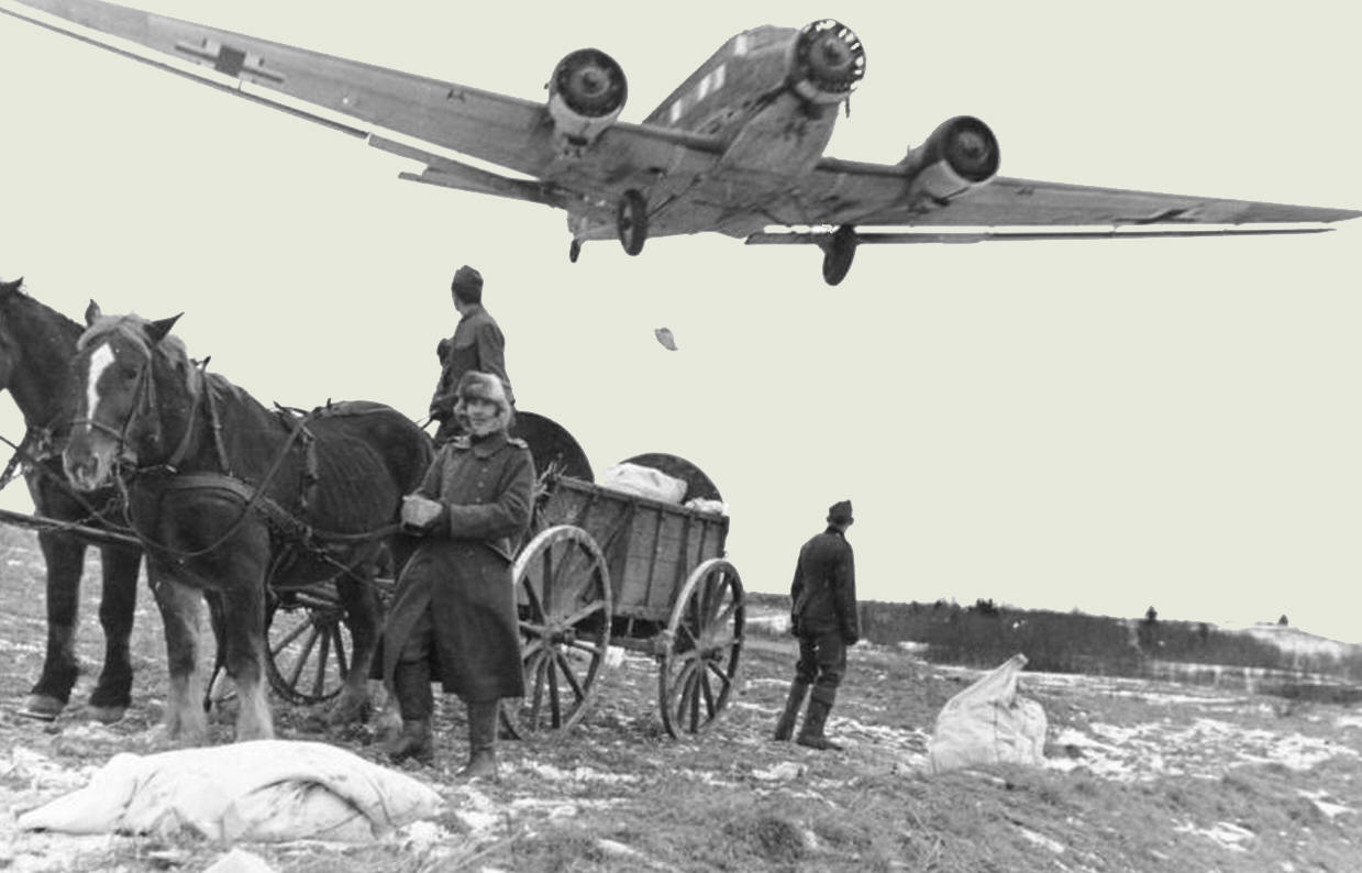 Ju-52 выбрасывает грузы немцам, окружённым в Демянском котле.