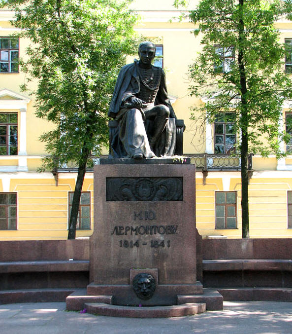 памятник М.Ю.Лермонтову у здания училища