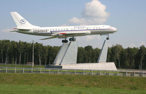памятник Ту-104 во Внуково