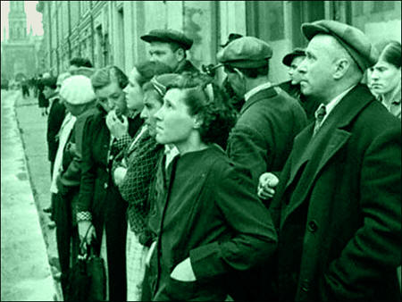 22 июня 1941. Москвичи слушают выступление Молотова у здания Радиокомитета.