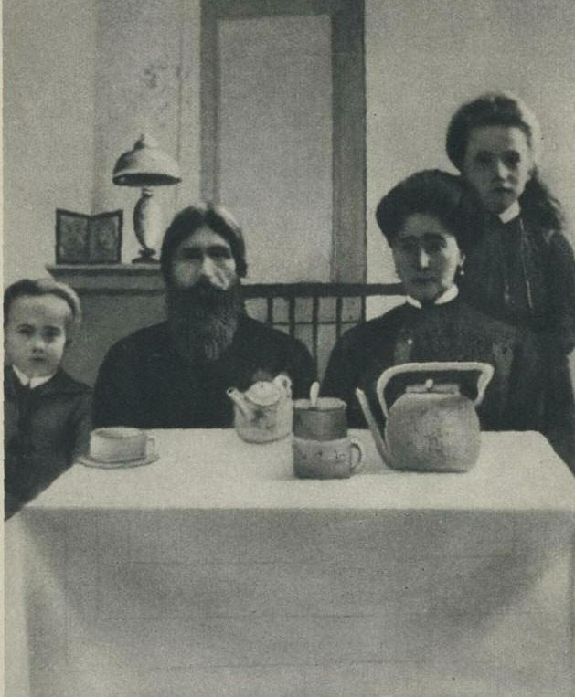 Распутин пьет чай с царской семьей
