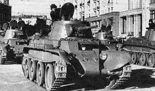 БТ-7М на улице Горького в Москве. 7 ноября 1939 года
