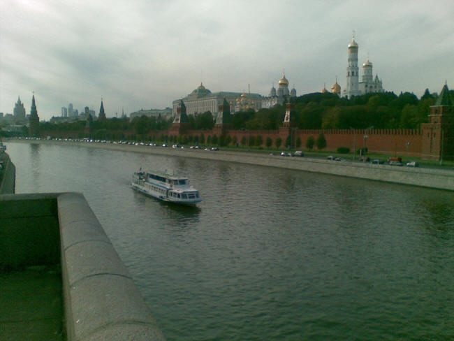 Вид на Кремлёвскую набережную с Москворецкого моста