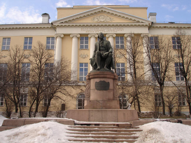 Памятник Ломоносову у старого здания МГУ на Моховой.