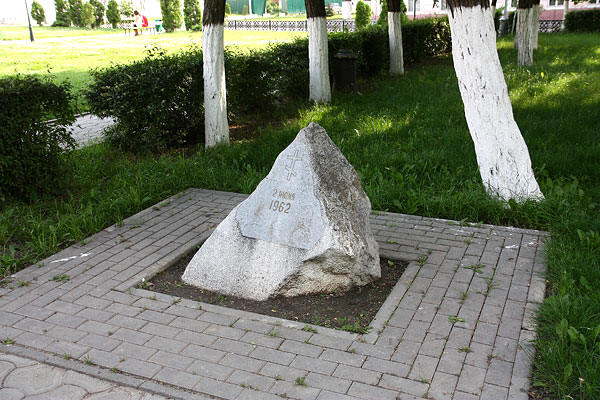 памятный камень на месте гибели демонстрантов