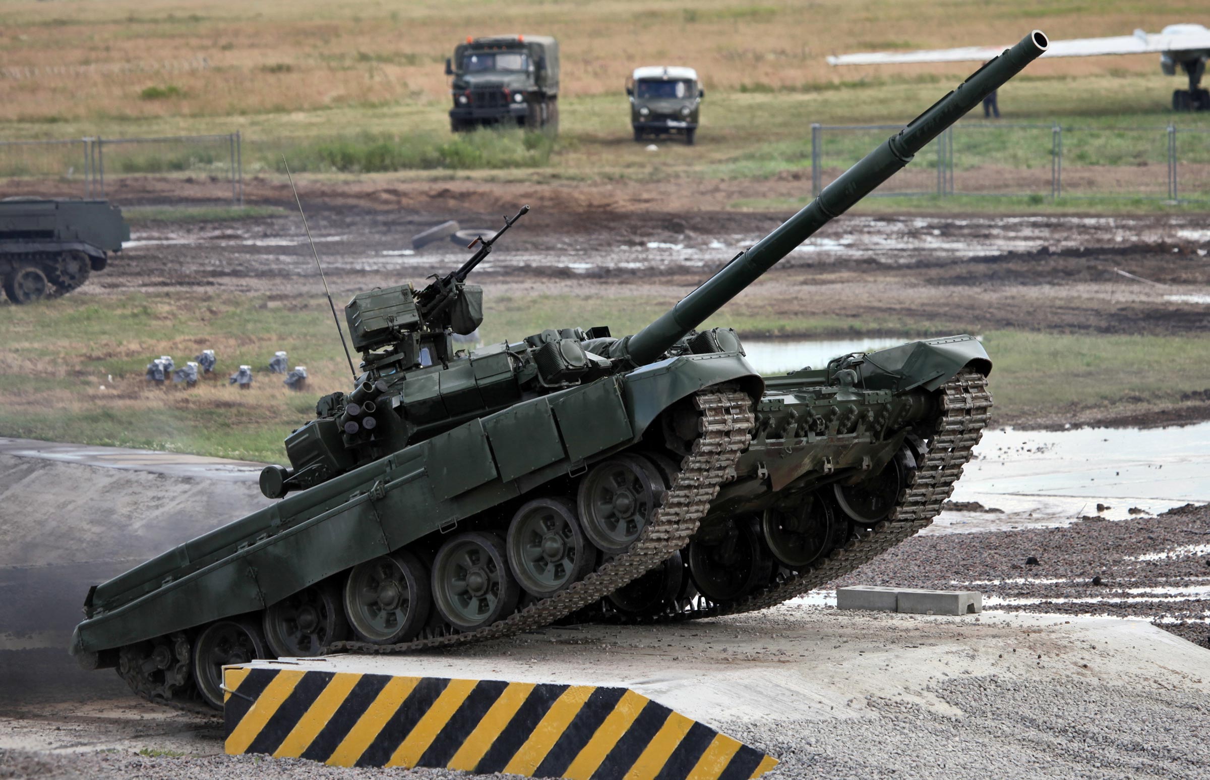 Т-90 преодолевает препятствие