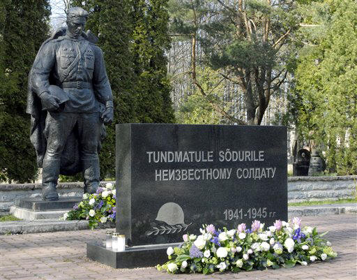 Памятник Советскому солдату,перенесенный  на Таллинское кладбище