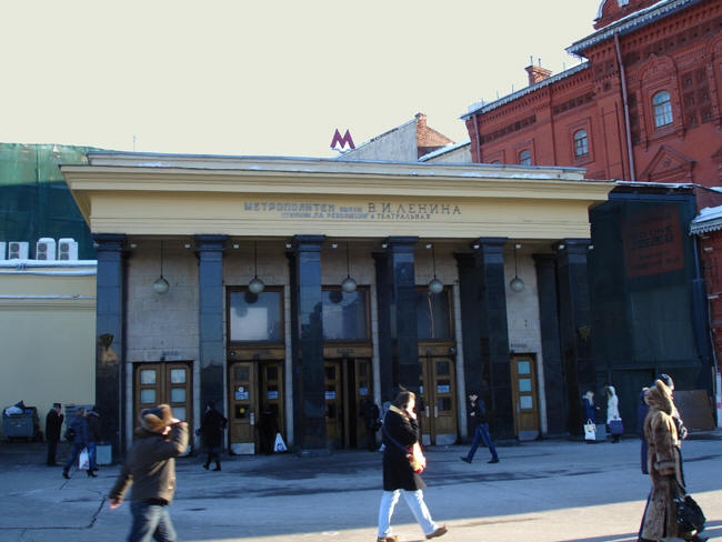 Вход в общий вестибюль станций Театральная и Площадь революции на театральной площади