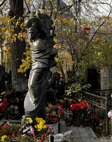 Надгробный памятник Высоцкому на Ваганьковском кладбище