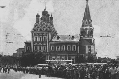 толпа народа на похоронах Высоцкого
